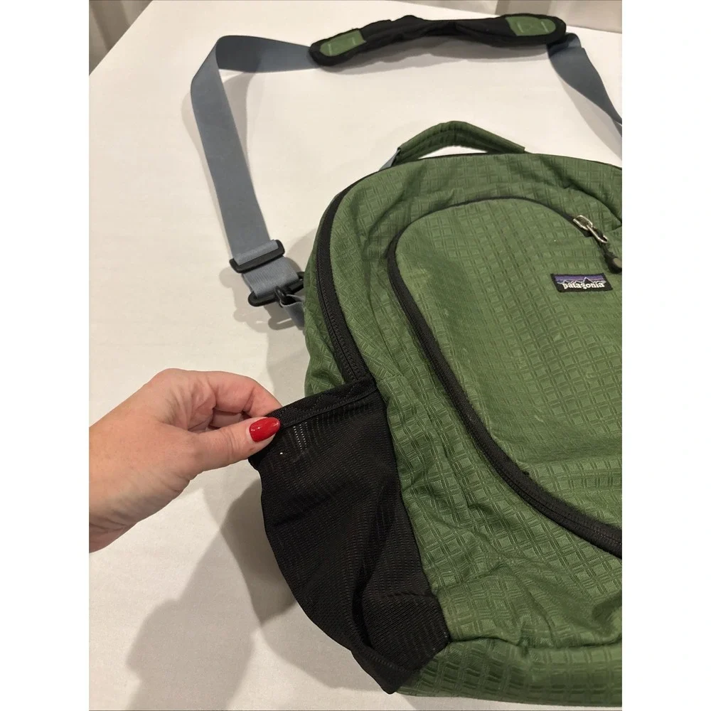 Patagonia Vintage 30L Messenger Laptop‎ Sling Bag With Strap Green/Black